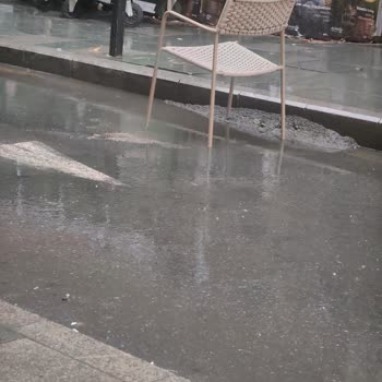 Poyracık Sokak'ta Çökme Ve Su Birikintisi Yaya Ve Müşterileri Islatıyor