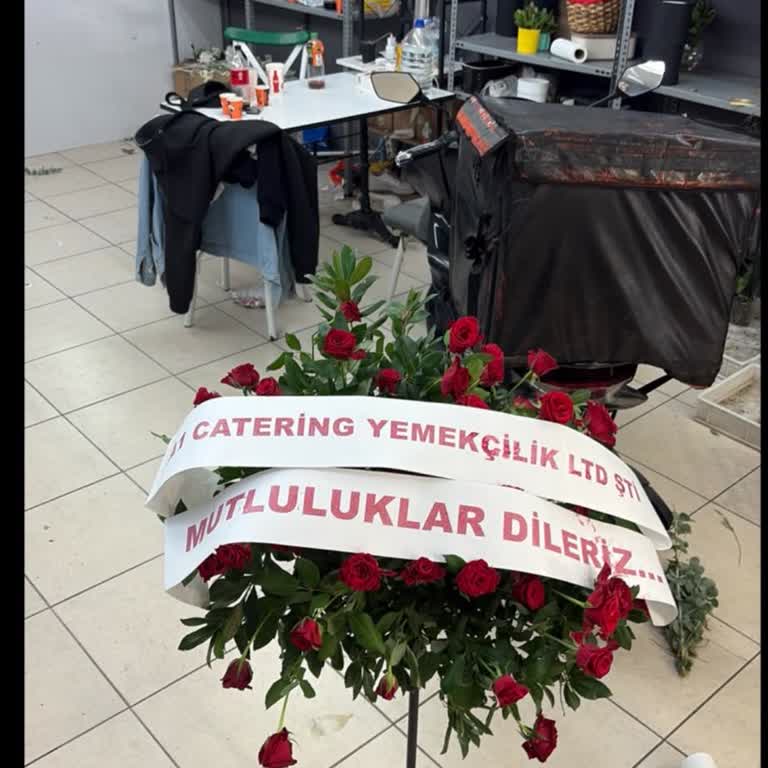 Çiçek Sepeti 45 Kırmızı Gül Ve Okaliptüs Ferforje Çelenk Görseli Ve Gerçek Boyutu Uyuşmaz