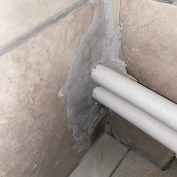 Fortes’in Hatalı Petek Borusu Döşemesi Sonucu Fayans Kırılması Ve Su Sızması