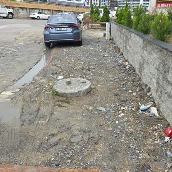 Esenyurt Akevler Mahallesi Çamurlu Ve Kırık Kaldırımı Yaya Güvenliğini Tehdit Ediyor