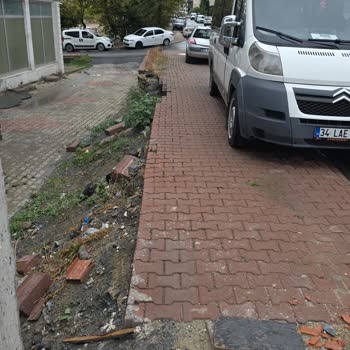 Esenyurt Akevler Mahallesi Çamurlu Ve Kırık Kaldırımı Yaya Güvenliğini Tehdit Ediyor