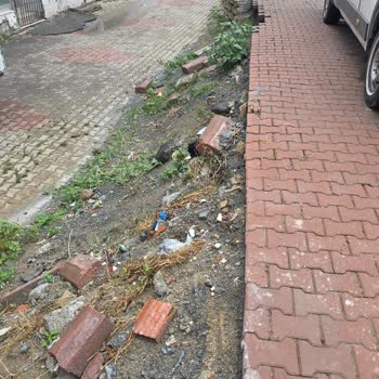 Esenyurt Akevler Mahallesi Çamurlu Ve Kırık Kaldırımı Yaya Güvenliğini Tehdit Ediyor