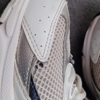 A101'de New Balance 530 Ayakkabıda Kısa Sürede File Yırtılması: Üretim Hatası İddiası