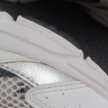 A101'de New Balance 530 Ayakkabıda Kısa Sürede File Yırtılması: Üretim Hatası İddiası