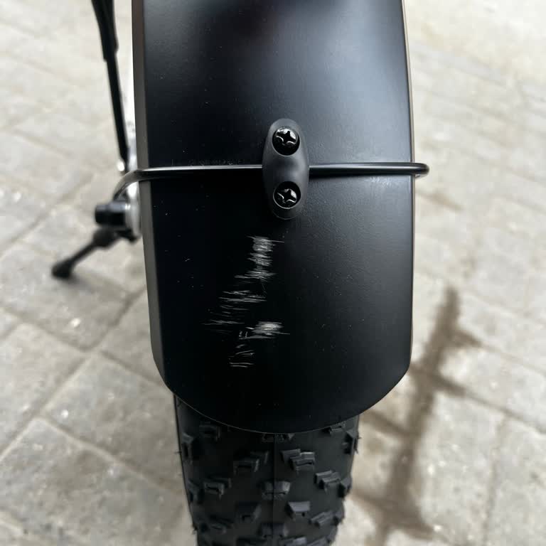 Arka Çamurlukta Çizik Ve Aşınma Olan Yeni EBike İçin Parça Değişimi Talebi