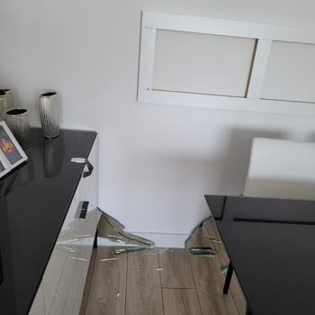 Enza Home Duvara Sabitlenmiş Aynasının Kendiliğinden Düşmesi Güvenlik Riski