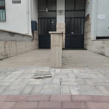 Kaldırımdaki Altyapı Kutusunun Yüksekliği Yaya Güvenliğini Tehdit Ediyor