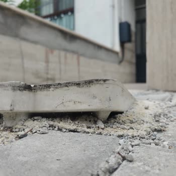 Kaldırımdaki Altyapı Kutusunun Yüksekliği Yaya Güvenliğini Tehdit Ediyor
