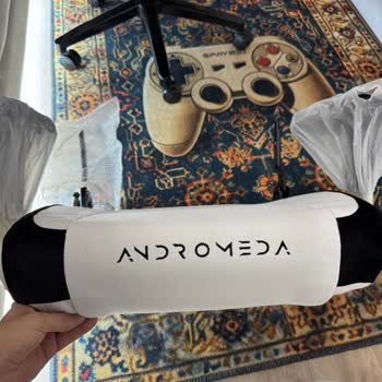 Reklam Görselleriyle Uyuşmayan Andromeda Pro Koltuğu, Eksik Baldır Desteği Ve Kalitesiz Nakış
