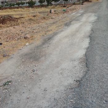 Yavuzeli Çarşıya Güvenli Yaya Yolu İçin Kaldırımlar Acilen Düzenlensin