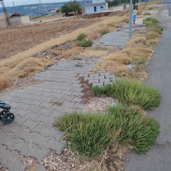 Yavuzeli Çarşıya Güvenli Yaya Yolu İçin Kaldırımlar Acilen Düzenlensin