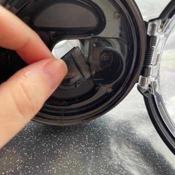 Dyson Dikey Süpürgenin Toz Haznesi Kapakçığının Garantisiz Kırılması Ve Müşteri Hayal Kırıklığı