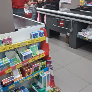 Markette Kedilerin Serbest Dolaşımı Ve Personel Hijyen İhmali Müşteriyi Endişelendirdi