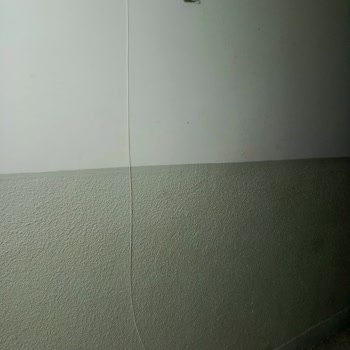 Kablolar Açıkta Ve Salon Deliği Estetik Ve Güvenlik Sorunu Oluşturuyor