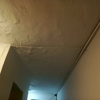 Kablolar Açıkta Ve Salon Deliği Estetik Ve Güvenlik Sorunu Oluşturuyor