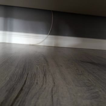 Kablolar Açıkta Ve Salon Deliği Estetik Ve Güvenlik Sorunu Oluşturuyor