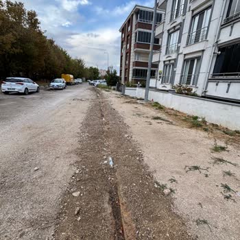 Türk Telekom Altyapı Çalışması Yol Kazısını Açık Bırakıp Araç Ve Yaya Geçişini Engelliyor
