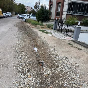 Türk Telekom Altyapı Çalışması Yol Kazısını Açık Bırakıp Araç Ve Yaya Geçişini Engelliyor