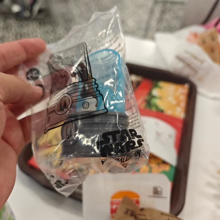 Burger King Metromall Şubesinde Eski Star Wars Oyuncağı Verilmesi Ve Müdürün Kaba Tutumu