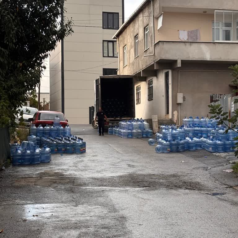 Nizam Sokak’ta Büyük Damacana Ve Malların Yol Engellemesi