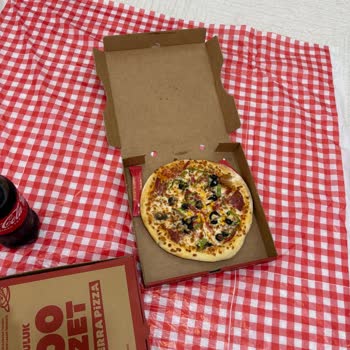 Yanlış Boyutta Ve Az Malzemeli Pizza, Üslupsuz Personel