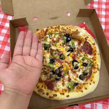Yanlış Boyutta Ve Az Malzemeli Pizza, Üslupsuz Personel