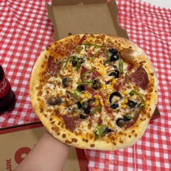 Yanlış Boyutta Ve Az Malzemeli Pizza, Üslupsuz Personel