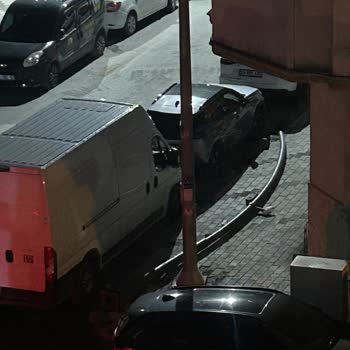 Sökülmüş Direk Kaldırımı Engelliyor Ve Güvenliği Tehlikeye Atıyor