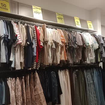 Koton Mağaza Yüksek Rafları Ve Güvensiz Askı Düzeni Alışverişi Engelliyor