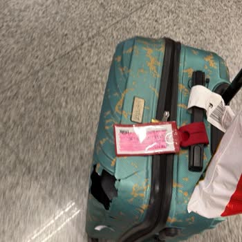 Ajet Uçuşunda Valizim Tamamen Parçalandı, Tutanak Tutulmaması Mağduriyet Yarattı