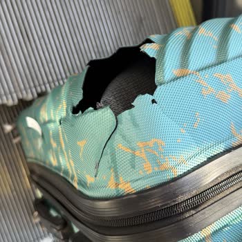 Ajet Uçuşunda Valizim Tamamen Parçalandı, Tutanak Tutulmaması Mağduriyet Yarattı