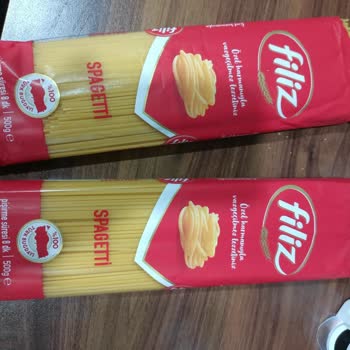 Siyah Benekli Filiz Spagetti Makarna Üzerindeki Hijyen Endişesi
