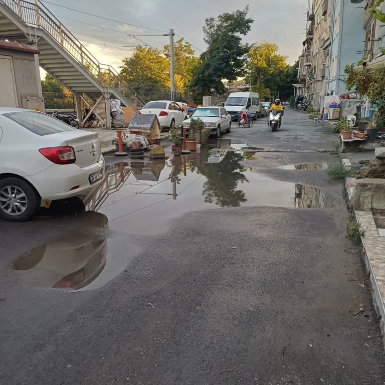 Kocamustafa Paşa Mahallesinde Asfaltta Su Birikintileri Yol Ve Yaya Güvenliğini Tehdit Ediyor