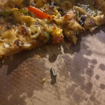 Domino's Pizza Tuzla Şubesinde Pizza İçinde Metal Vida Bulunması