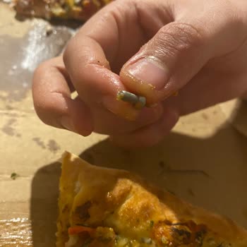 Domino's Pizza Tuzla Şubesinde Pizza İçinde Metal Vida Bulunması