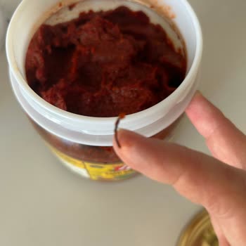 İpek Salça Tatlı Biber Salçası Bozuldu Ve İçindeki Garip Maddeler Gıda Güvenliğini Tehdit Ediyor
