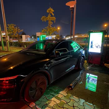 Bursa Korupark Şarj İstasyonlarında Su Birikmesi Kayma Ve Düşme Tehlikesi Yaratıyor
