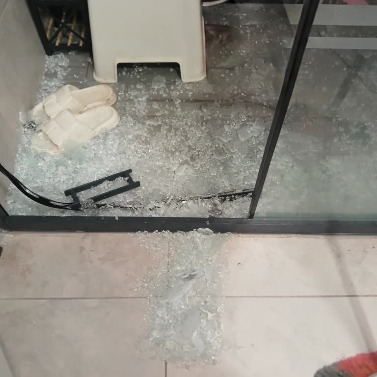 Patlayan Cam Duş Kabini Güvenlik Tehdidi Ve Ücretsiz Değişim Talebi