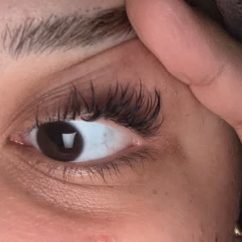 Gökben Özcan Beauty Özensiz Tırnak Ve Kalitesiz İpek Kirpik İşlemleri