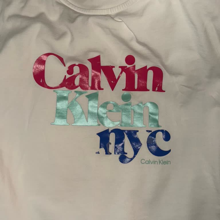 Calvin Klein Beyaz Tişörtüm Çekildi Ve Baskısı Bozuldu