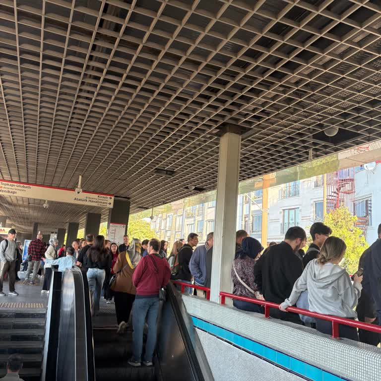 Bayrampaşa Sağmalcılar Metro İstasyonunda Bilgi Eksikliği Ve Yoğun Bekleme
