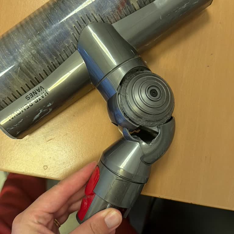 Dyson V8 Halı Başlığı Çatladı, Kullanıcı Sorumlu Tutularak Garanti Reddi