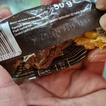 Encuentro un insecto en un Snickers, exijo disculpa y reembolso