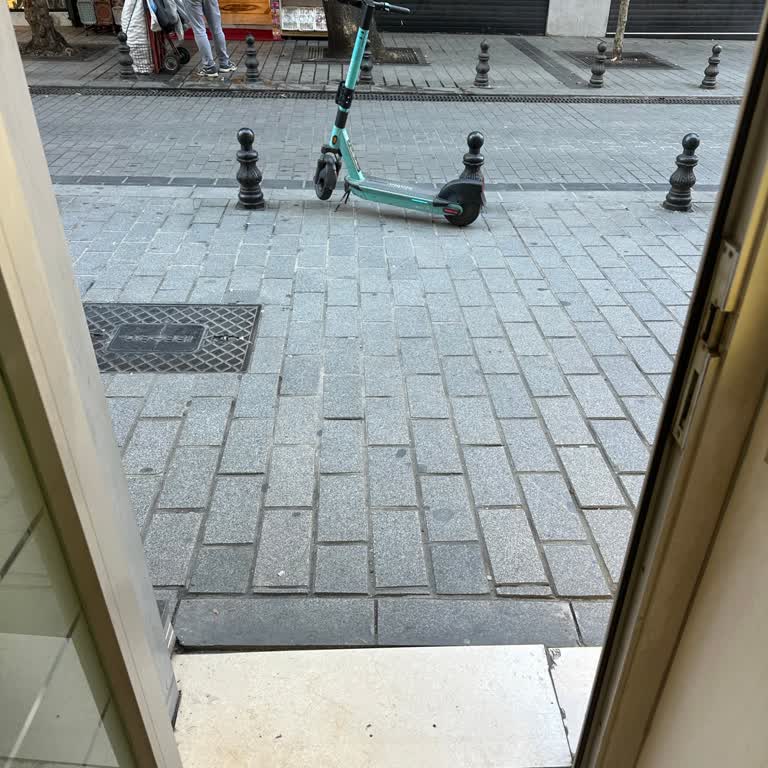 Çemberlitaş’ta Scooterların Kaldırıma Park Edilmesi Yasaklanmalı