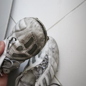 Adidas Kramponunun Ön Kısmı Dağılmış, Satıcı Yanıt Vermiyor