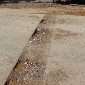 İzmit Yenişehir Mahallesi Kaymakamlık Önü Çukurlu Yol Ve Bozuk Asfalt Nedeniyle Güvenlik Tehlikesi
