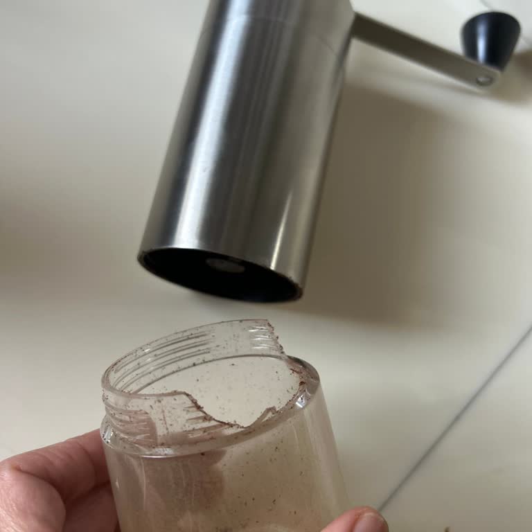 Tchibo Kahve Değirmeninin Plastik Alt Parçası İkinci Gün Kırıldı