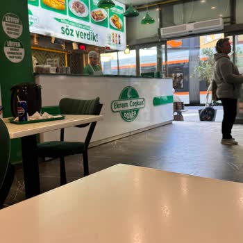 Masalarda Böcek Ve Personel Kıyafetlerinde Hijyen İhlali