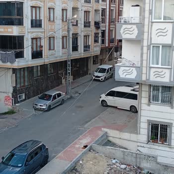 Gündüz Yanmaya Devam Eden Sokak Lambaları İçin Acil Çözüm Talebi