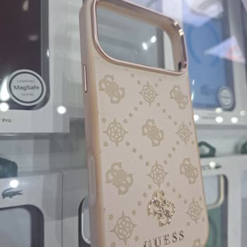 Sararan Telefon Kılıfı Ve Kaba Mağaza Müdürü Tutumu